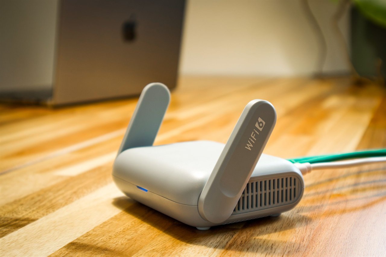 木の机の上に置かれたWi-Fi 6対応の小型ルーター