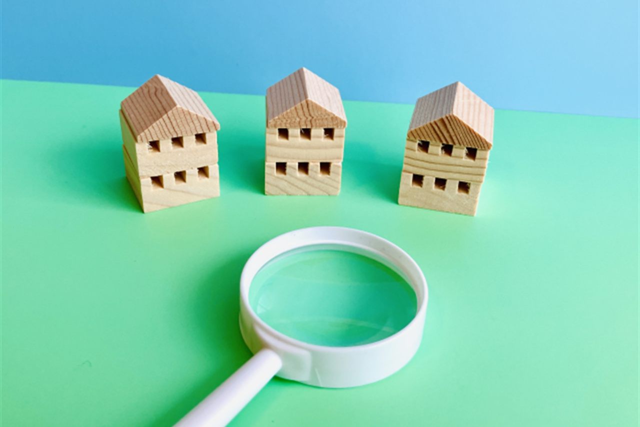 住宅の模型と虫眼鏡。どの制度が使えるかを調べるイメージ